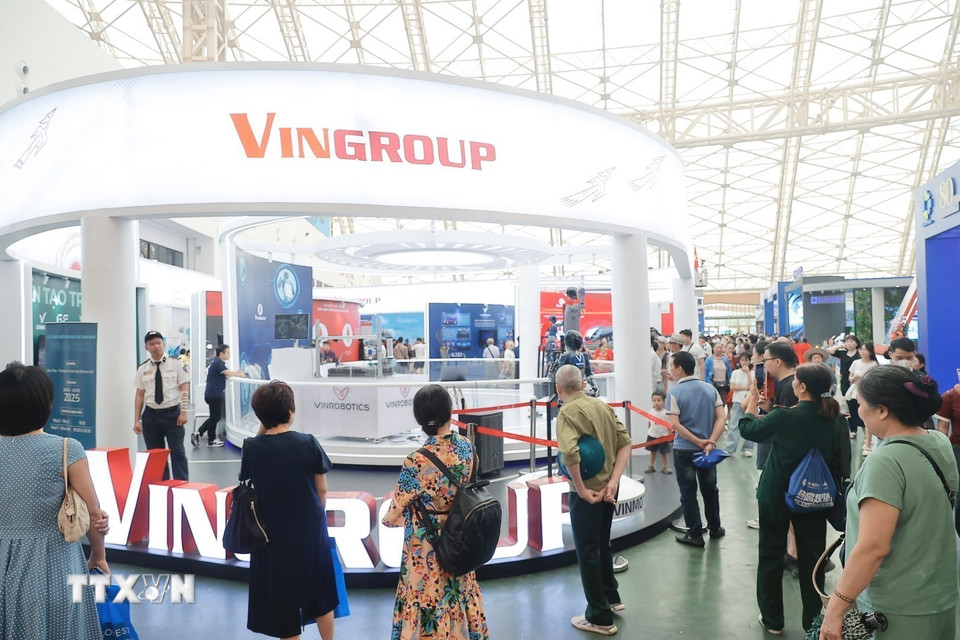 Khách tham quan đến triển lãm ngày 15/9. (Ảnh: Minh Quyết/TTXVN)