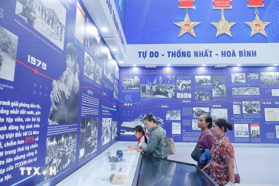 Khu vực trưng bày của TTXVN tại Triển lãm thành tựu đất nước luôn thu hút sự quan tâm của khách tham quan. (Ảnh: Minh Quyết/TTXVN)