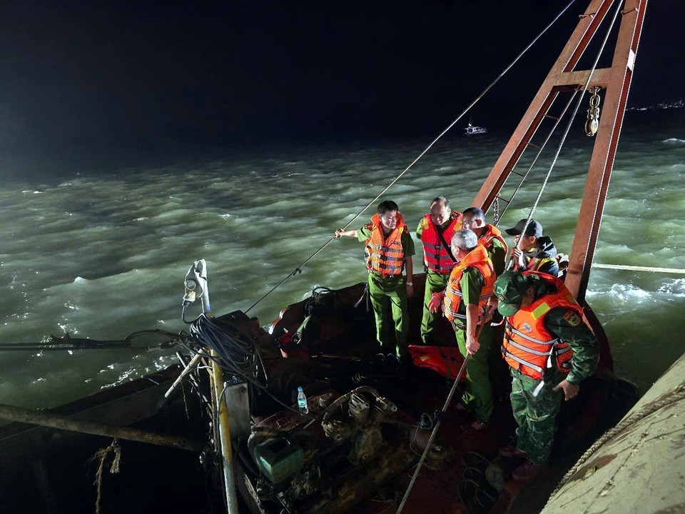 Lực lượng chức năng tìm kiếm các nạn nhân còn lại. (Ảnh: Thanh Vân/TTXVN)