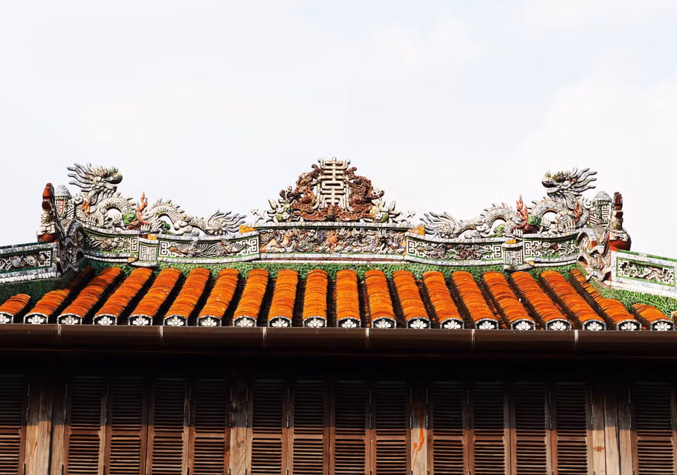 Ở chính giữa đường bờ nóc mái Thái Bình lâu - Đại Nội Huế có đắp chữ "Thọ", bao quanh là 5 con dơi theo đề tài “Ngũ Phúc”. (Ảnh: Nguyên Lý/TTXVN)