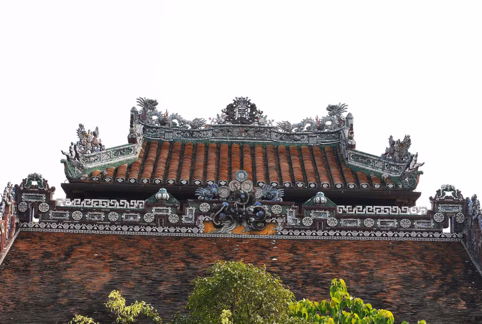 Phần mái của Thái Bình lâu - Đại Nội Huế nhìn từ phía sau, được trang trí tạo hình độc đáo. (Ảnh: Nguyên Lý /TTXVN)
