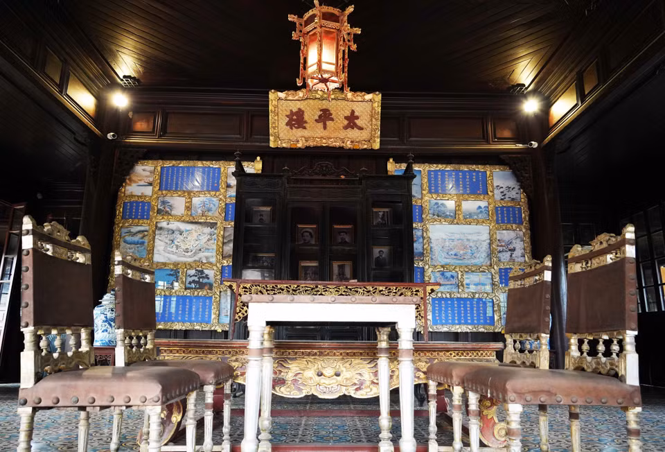 Nội thất bên trong chính doanh của Thái Bình lâu - Đại Nội Huế. (Ảnh: Nguyên Lý/TTXVN)