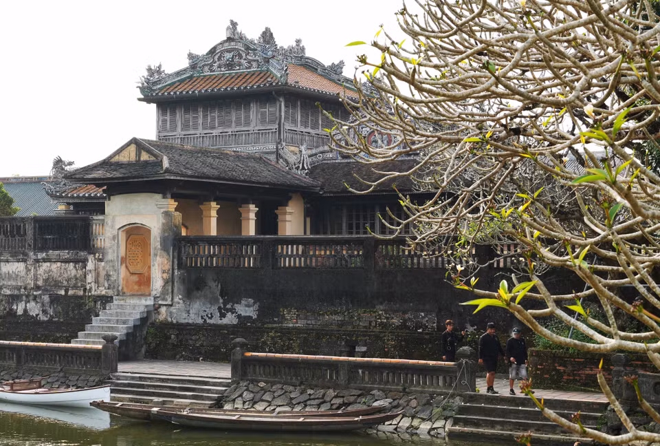 Thái Bình lâu - Đại Nội Huế nhìn từ phía hồ Ngọc Dịch. (Ảnh: Nguyên Lý/TTXVN)