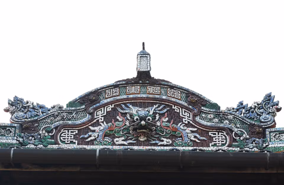 Phần mái của Thái Bình lâu - Đại Nội Huế được trang trí tạo hình độc đáo. (Ảnh: Nguyên Lý/TTXVN)