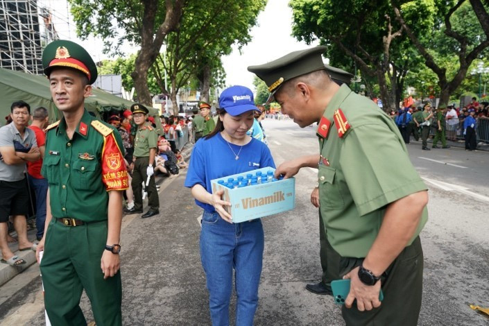 Những ngày vô cùng bận rộn nhưng cả chiến sỹ an ninh tham gia nhiệm vụ và nhân viên tiếp sức của Vinamilk đều được tái tạo năng lượng rất nhanh nhờ những sản phẩm dinh dưỡng của Vinamilk. (Ảnh: Vi Nam/Vietnam+)