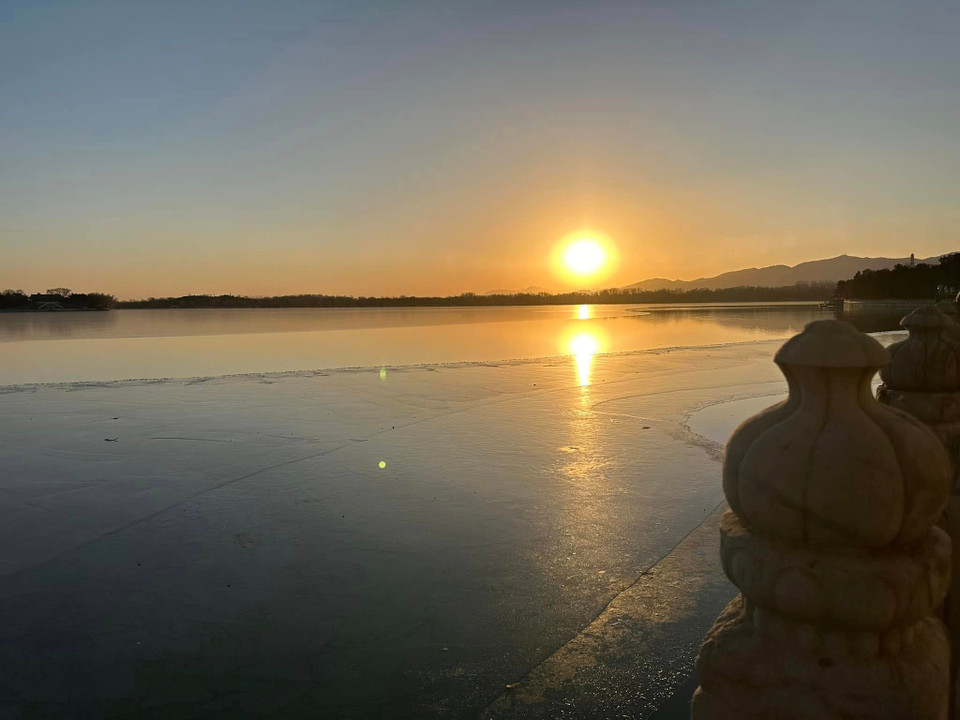 Hoàng hôn trên mặt hồ đóng băng. (Ảnh: Anh Quang/Vietnam+)