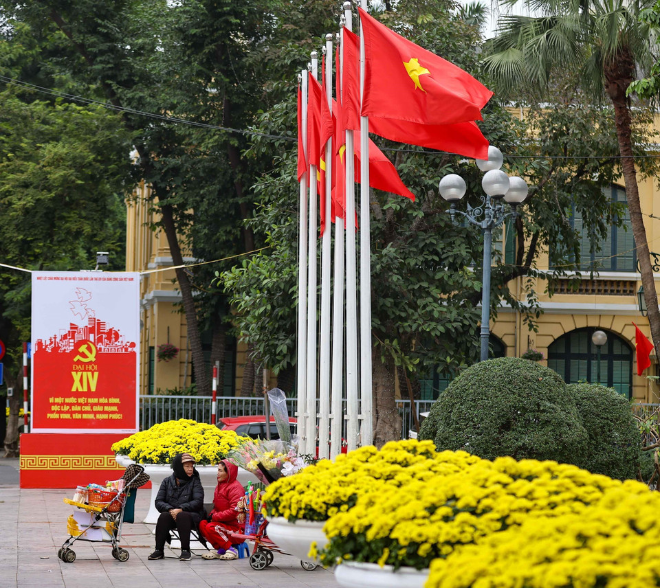 Bên Hoàn Kiếm được trang trí cờ, pano chào mừng Đại hội đại biểu toàn quốc lần thứ XIV của Đảng. (Ảnh: Thanh Tùng/TTXVN)