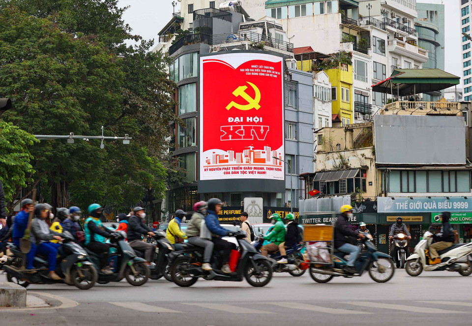 Màn hình LED cỡ lớn trên nhiều tuyến phố trình chiếu hình ảnh, biểu tượng chào mừng Đại hội đại biểu toàn quốc lần thứ XIV của Đảng. (Ảnh: Thanh Tùng/TTXVN)