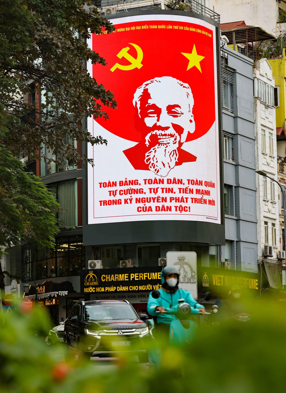 Màn hình LED cỡ lớn trên nhiều tuyến phố trình chiếu hình ảnh, biểu tượng chào mừng Đại hội đại biểu toàn quốc lần thứ XIV của Đảng. (Ảnh: Thanh Tùng/TTXVN)