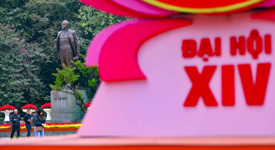 Tượng đài Lê Nin bên dòng chữ Đại hội XIV. (Ảnh: Thanh Tùng/TTXVN)