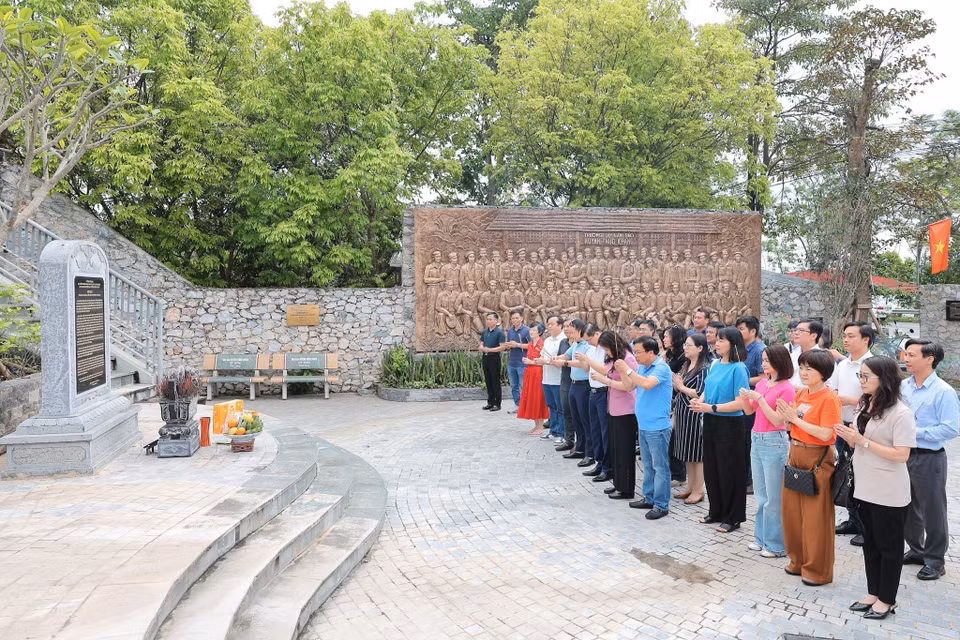 Đoàn Liên chi hội Nhà báo BET88 ✅ Link Trang Chủ Đăng Ký, Đăng Nhập BETT88 2026 dâng hương tại Khu di tích lịch sử Quốc gia Trường dạy làm báo Huỳnh Thúc Kháng. (Ảnh: Lê Đông/TTXVN)