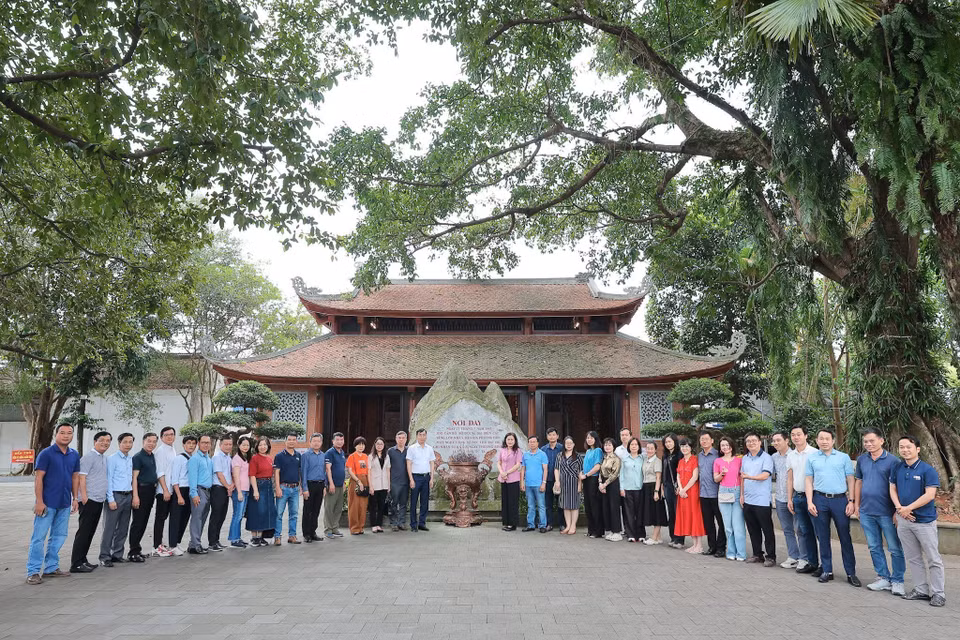 Đoàn nhà báo TTXVN tại Khu di tích 27/7. (Ảnh: Lê Đông/TTXVN)
