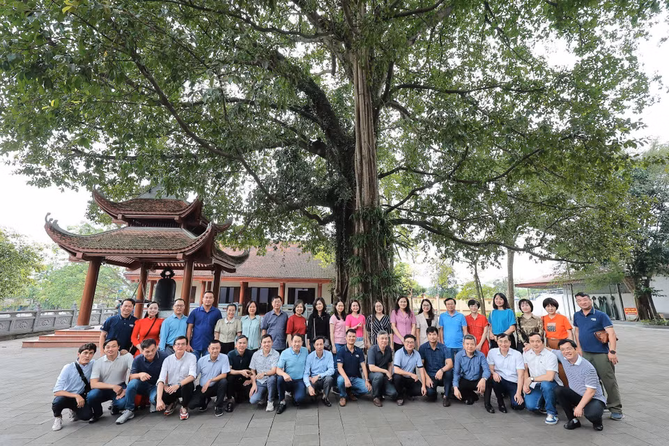 Các nhà báo TTXVN tại Khu di tích 27/7. (Ảnh: Lê Đông/TTXVN)