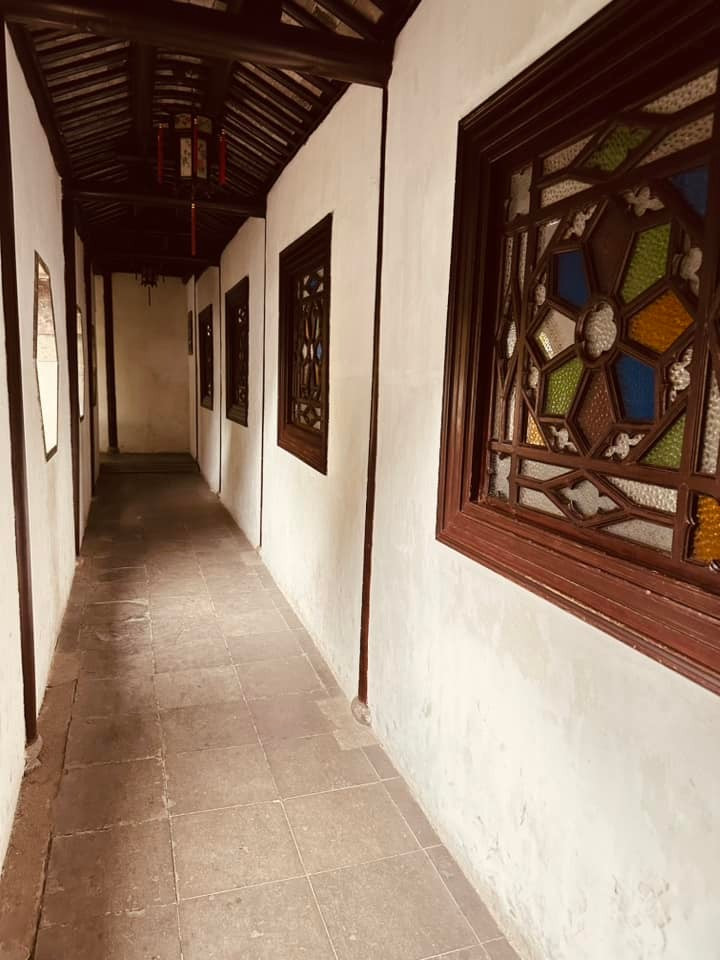 Một số con đường dài còn có mái che bao quanh, dẫn du khách tới những khu vực khá yên tĩnh để họ có thể thả hồn mình vào không gian nơi đây. (Ảnh: Anh Quang/Vietnam+)