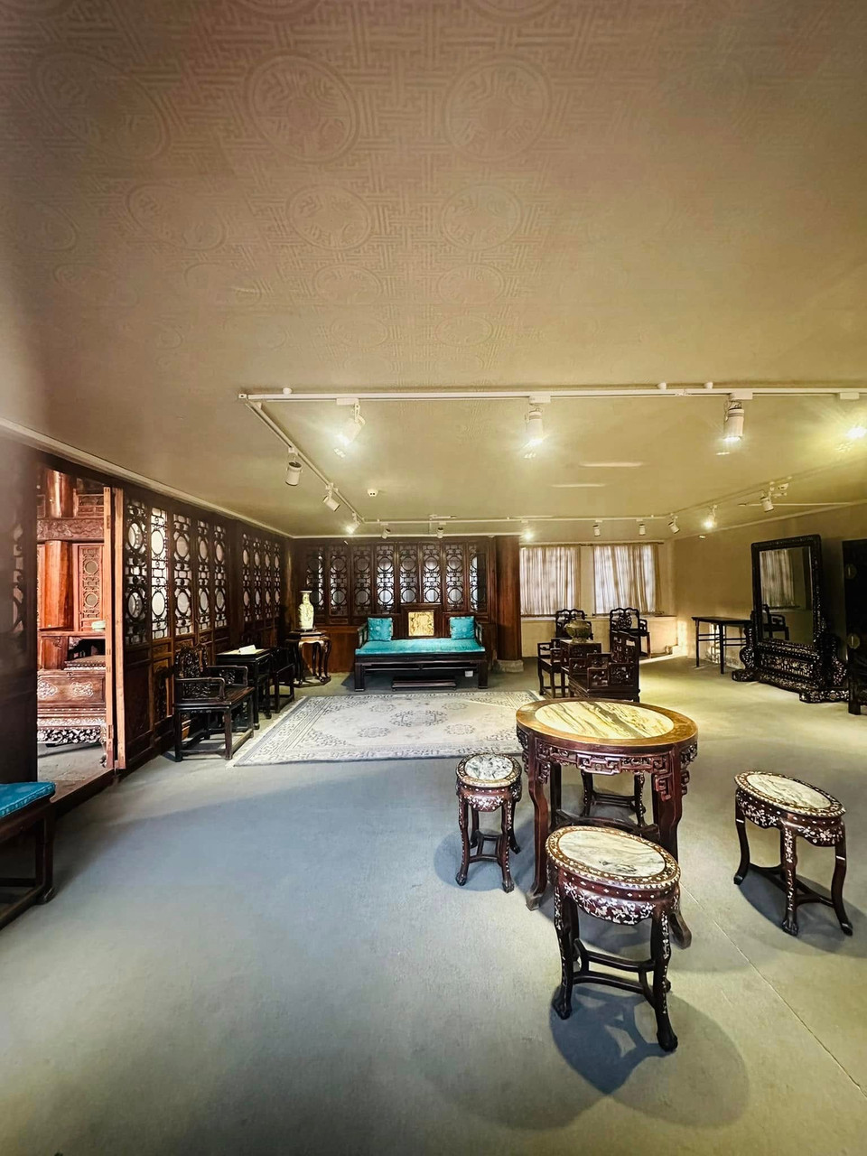 Bên trong Phủ Hòa Thân là lối kiến trúc sang trọng, đậm chất hoàng gia. (Ảnh: Anh Quang/Vietnam+)