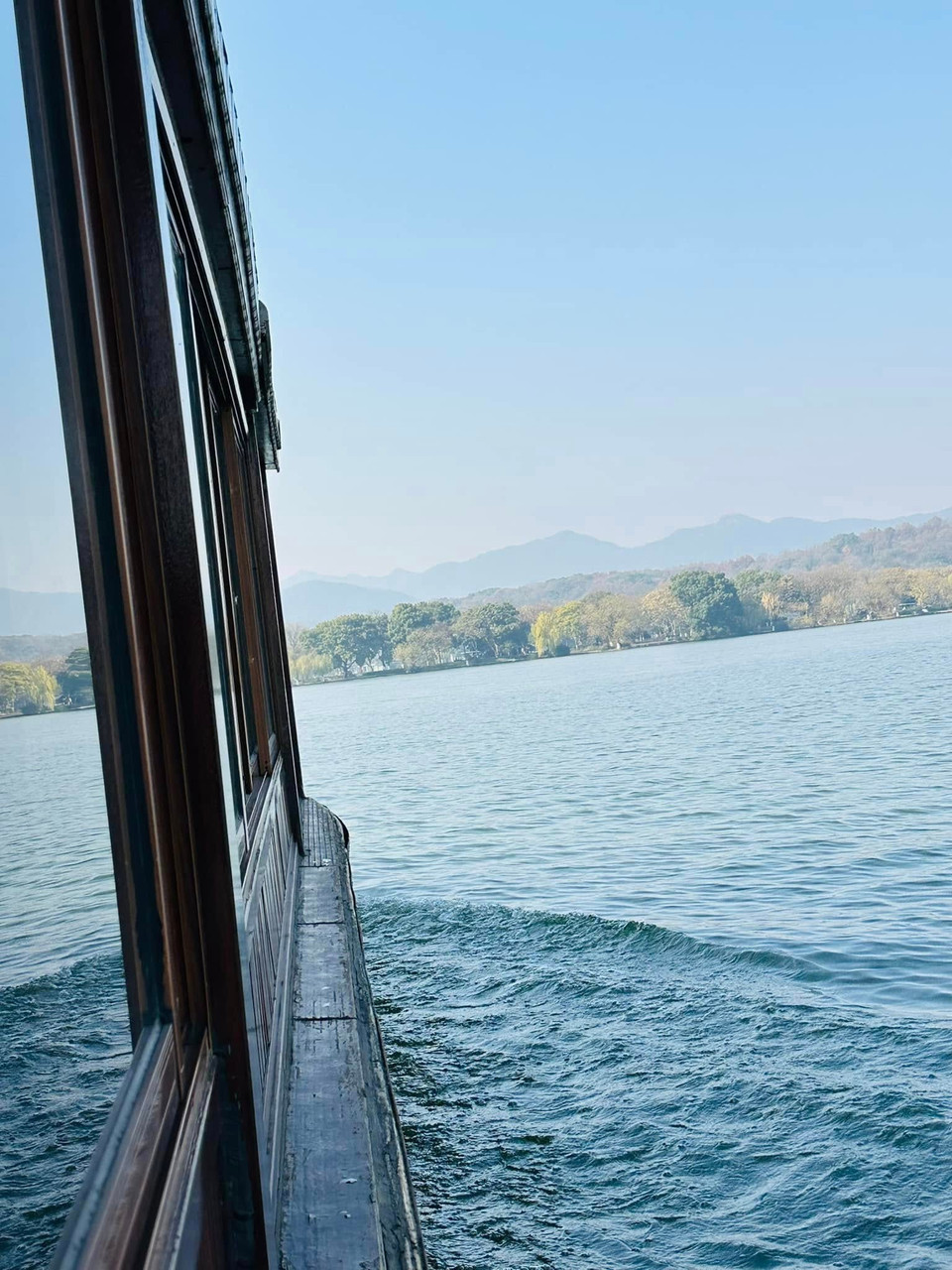 Một trong những trải nghiệm mà đến Tây Hồ chắc chắn không nên bỏ qua đó là du thuyền, Du khách sẽ cảm nhận được sự yên bình trong từng gợn sóng. Vẻ đẹp của Tây Hồ được thu hết trong tầm mắt.(Ảnh: Anh Quang/Vietnam+)