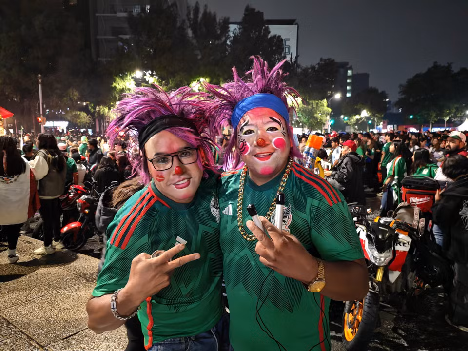 Các cổ động viên hóa trang rực rỡ ăn mừng chiến thắng của đội tuyển Mexico trước Ecuador. (Ảnh: Phương Lan/TTXVN)