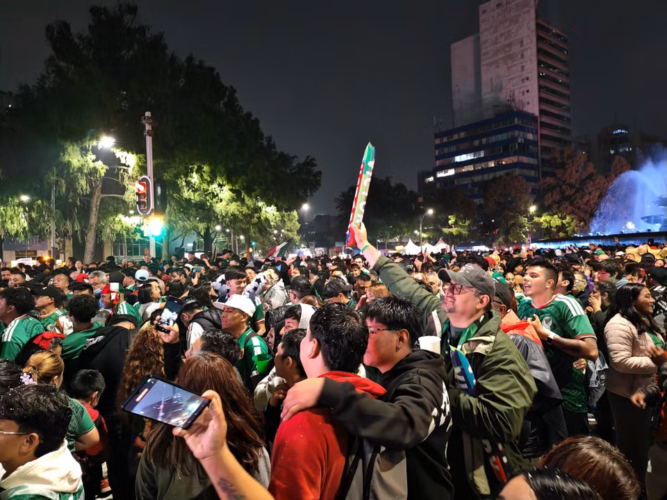 Biển người đổ về khu vực FanFest tại đại lộ Paseo de Reforma để ăn mừng chiến thắng của đội tuyển Mexico và tấm vé vào vòng 1/8 World Cup 2026. (Ảnh: Phương Lan/TTXVN)