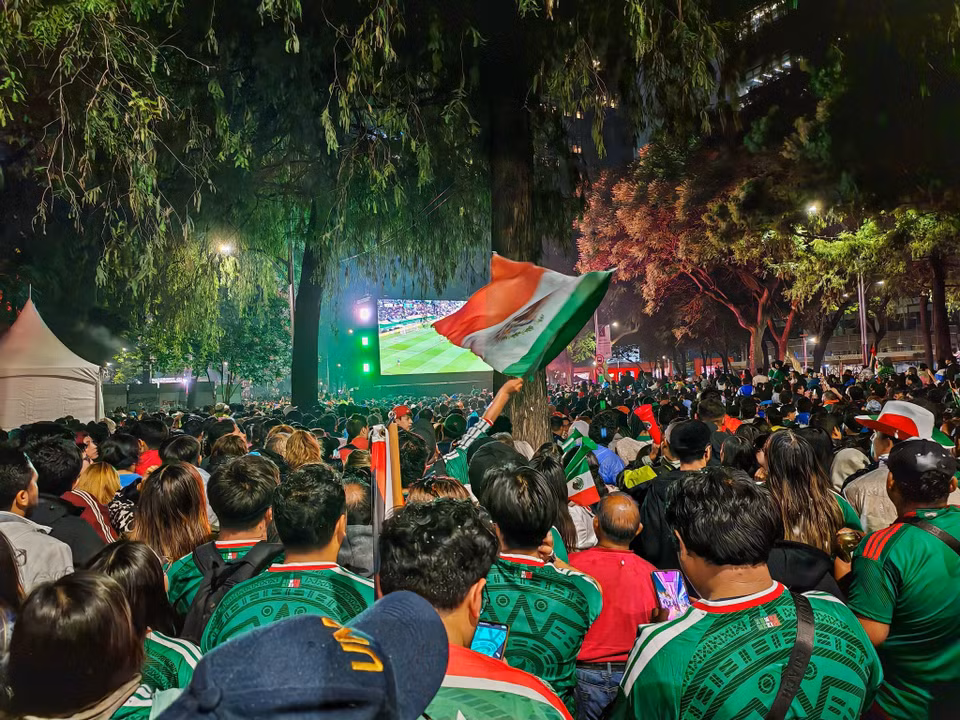 Không khí World Cup bao trùm đại lộ Paseo de la Reforma khi hàng nghìn cổ động viên cùng hướng về màn hình lớn theo dõi trận đấu của đội tuyển Mexico. (Ảnh: Phương Lan/TTXVN)