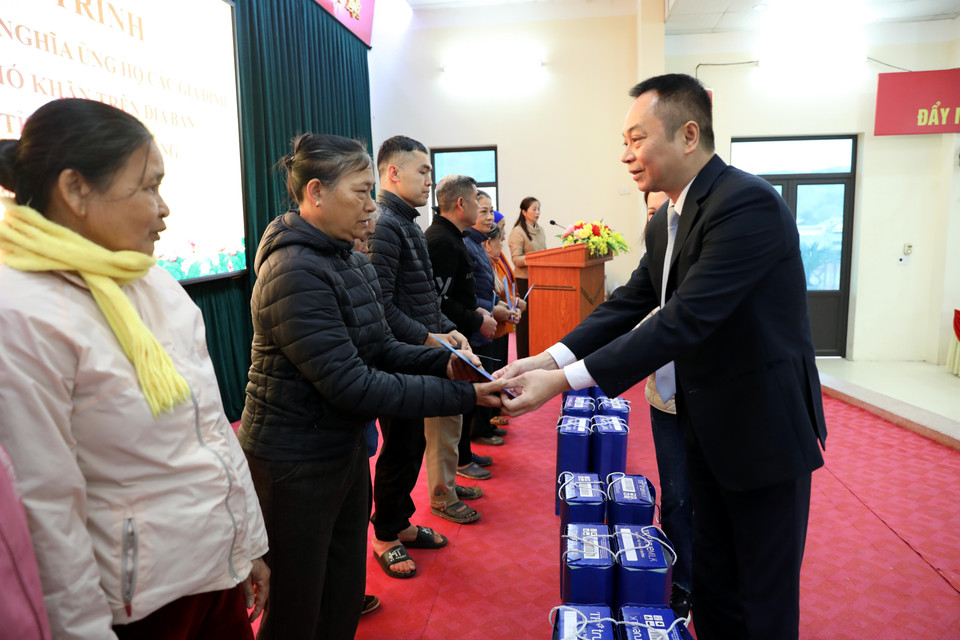 Chánh Văn phòng TTXVN Ngô Thanh Sơn tặng quà Tết cho các gia đình có hoàn cảnh khó khăn trên địa bàn xã Tân Trào, tỉnh Tuyên Quang. (Ảnh: Quang Cường/TTXVN)