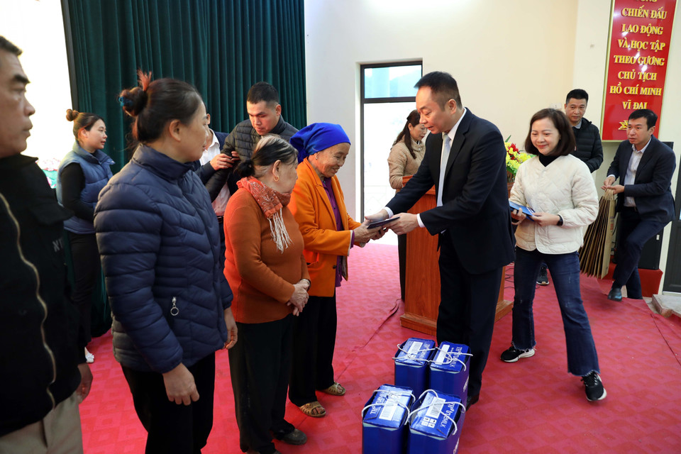 Chánh Văn phòng TTXVN Ngô Thanh Sơn tặng quà Tết cho các gia đình có hoàn cảnh khó khăn trên địa bàn xã Tân Trào, tỉnh Tuyên Quang. (Ảnh: Quang Cường /TTXVN)