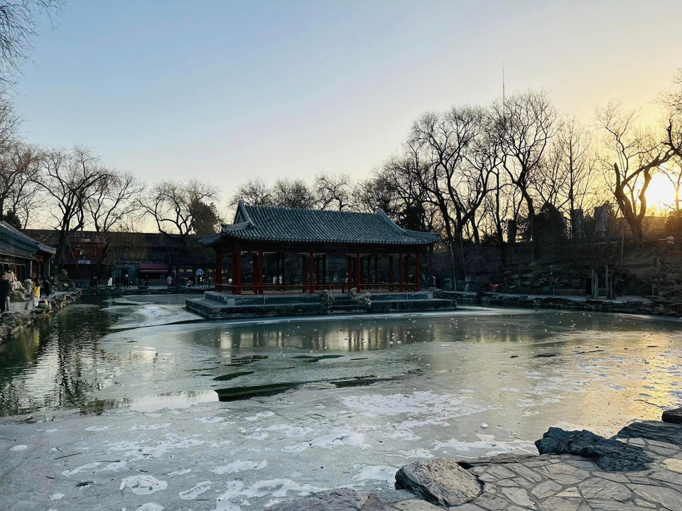 Đặt chân vào vương phủ du khách sẽ được chìm đắm trong không gian mát mẻ với một bầu không khí trong lành bởi khuôn viên của vương phủ luôn được phủ rợp bóng cây xanh và hoa lá, một không gian trong lành và thanh tĩnh. (Ảnh: Anh Quang/Vietnam+)