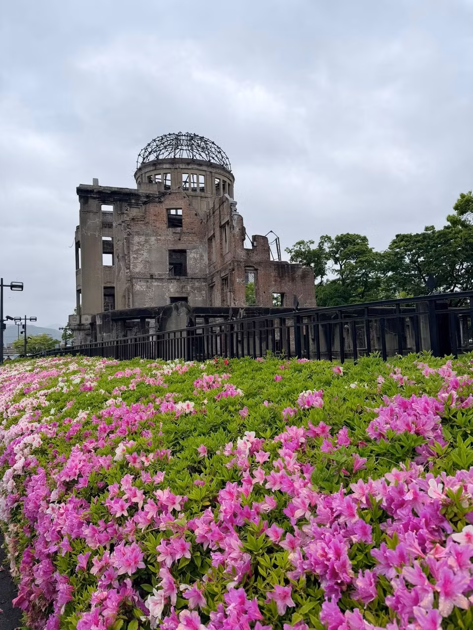 Công viên tưởng niệm hòa bình Hiroshima tọa lạc ngay giữa trái tim của thành phố Hiroshima, Nhật Bản - một trung tâm sôi động với các hoạt động chính trị và thương mại. (Nguồn: Vietnam+)