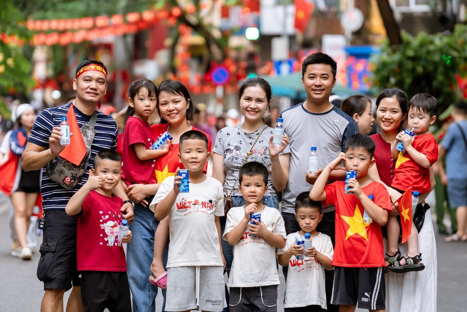 Mỗi góc phố như được khoác lên tấm áo mới, lấp lánh sắc màu của niềm tự hào, khiến bất cứ ai đặt chân đến cũng cảm nhận được nhịp đập hừng hực của một thành phố không ngủ, đang hòa cùng nhịp thở của toàn dân tộc trong ngày hội lớn của đất nước. (Ảnh: Vi Nam/Vietnam+)