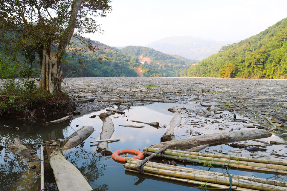 Khu vực bến thuyền trên sông Nậm Nơn bị bỏ hoang do rác, gỗ bủa vây; thuyền, bè, xuồng máy không thể cập bến bởi rác, gỗ, cành cây...phủ kín mặt sông, cản trở luồng tuyến giao thông. (Ảnh: Xuân Tiến/TTXVN)
