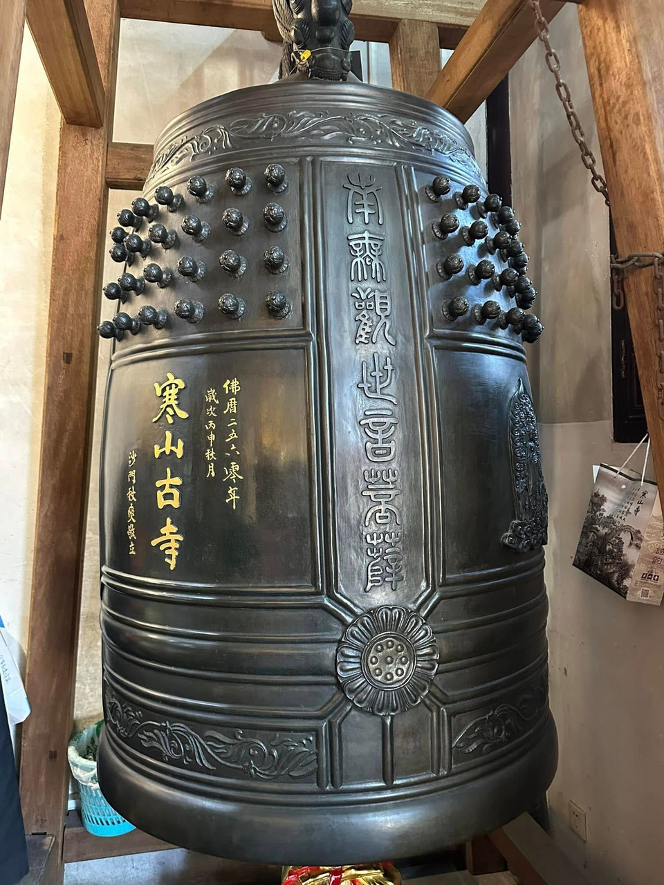 Chiếc chuông khổng lồ -vật phẩm làm nên cái hồn cho Hàn Sơn tự, nhất là vào những đêm trừ tịch - khi 108 tiếng chuông ngân vang lên giữa đêm (cầu Phật Tổ ban phúc lành cho bá tính), người ta mới cảm hết được cái thần và hồn của Phong Kiều Dạ bạc trên bến nước Cô Tô. Khách thập phương đến đây thường xếp hàng dài kiên nhẫn đợi để được thỉnh 3 tiếng chuông nhằm cầu mong mang lại điều lành và xóa đi những phiền muộn thiếu may mắn. (Ảnh: Anh Quang/Vietnam+)