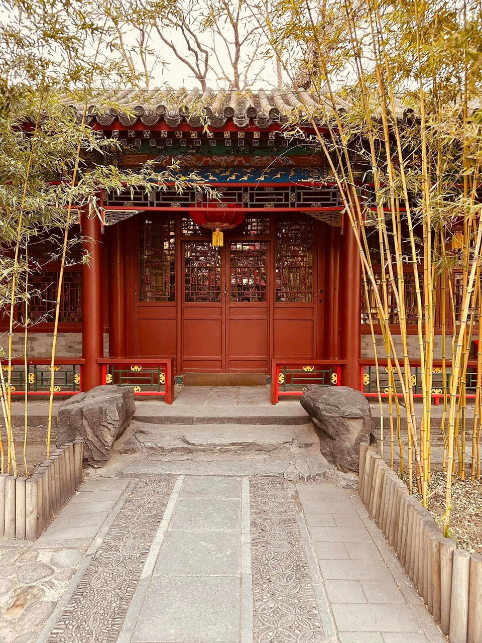 Phủ Hòa Thân hiện nay nằm tại phố Liễu Ấm, quận Tây Thành, ngay khu vực trung tâm của Bắc Kinh. Đây là một công trình kiến trúc cổ xưa, được bảo tồn nguyên vẹn sau hơn hai thế kỷ. (Ảnh: Anh Quang/Vietnam+)