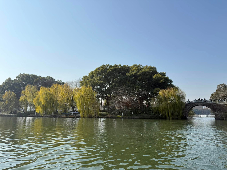 Vẻ đẹp Tây Hồ xuất sắc đến nỗi đã có vô số tác phẩm thơ ca, tranh vẽ lấy nơi đây làm nguồn cảm hứng. (Ảnh: Anh Quang/Vietnam+)