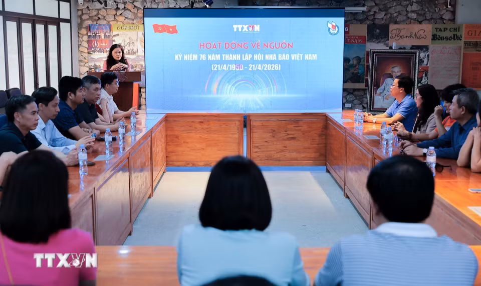 Hoạt động về nguồn của Liên chi hội Nhà báo TTXVN nhân dịp kỷ niệm 76 năm thành lập Hội nhà báo Việt Nam (21/4/1950 - 21/4/2026). (Ảnh: Lê Đông/TTXVN)
