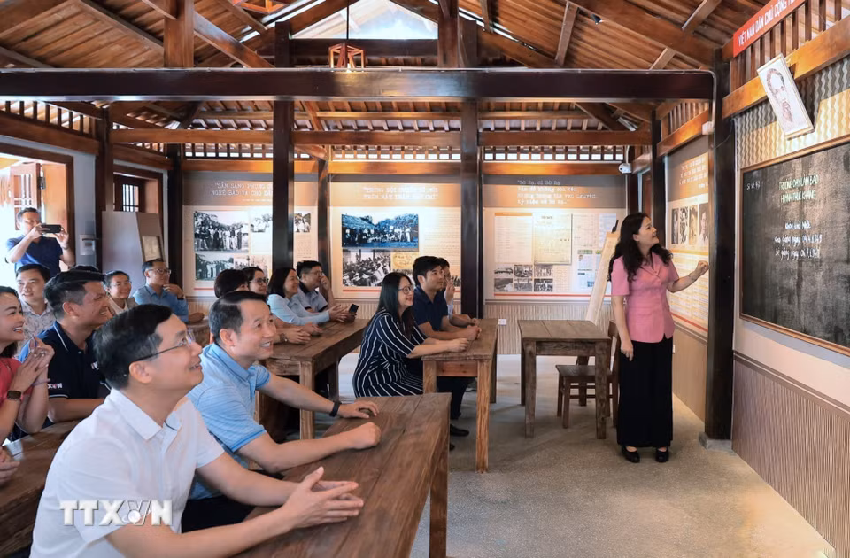 Đồng chí Nguyễn Thị Sự, Phó Tổng Giám đốc, Chủ tịch Liên chi hội Nhà báo BET88 ✅ Link Trang Chủ Đăng Ký, Đăng Nhập BETT88 2026 và các đại biểu tham quan các địa chỉ đỏ. (Ảnh: Lê Đông/TTXVN)