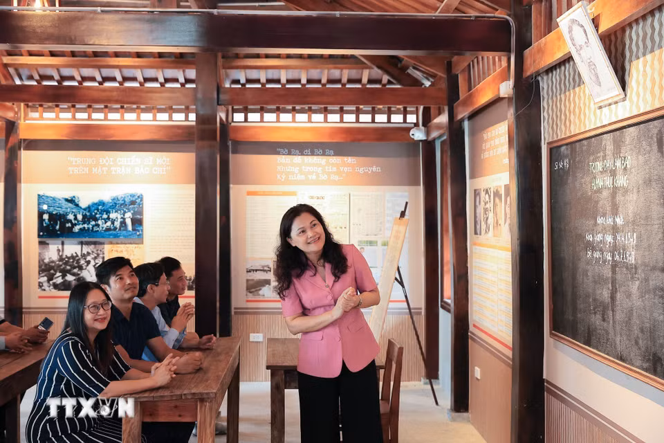 Hoạt động về nguồn của Liên chi hội Nhà báo TTXVN nhân dịp kỷ niệm 76 năm thành lập Hội nhà báo Việt Nam (21/4/1950 - 21/4/2026). (Ảnh: Lê Đông/TTXVN)