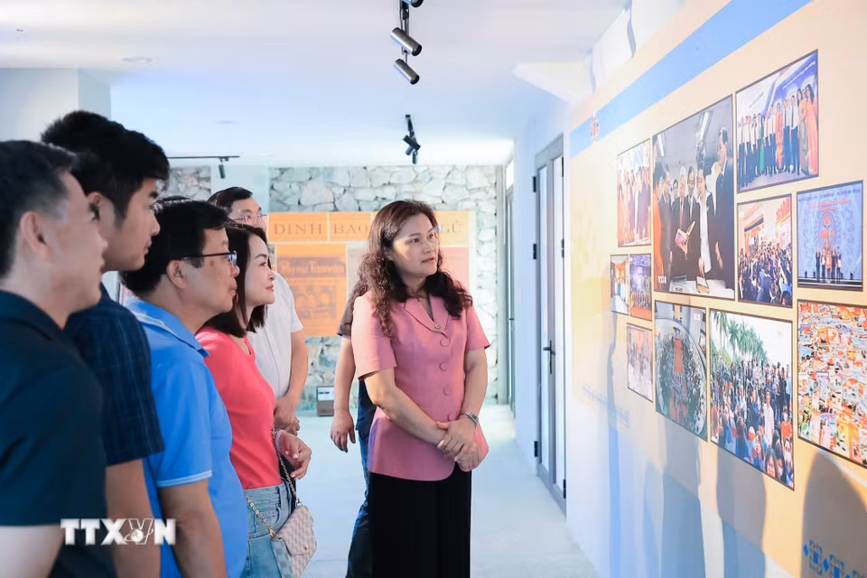 Đoàn tham quan Trường dạy làm báo Huỳnh Thúc Kháng. (Ảnh: Lê Đông/TTXVN)