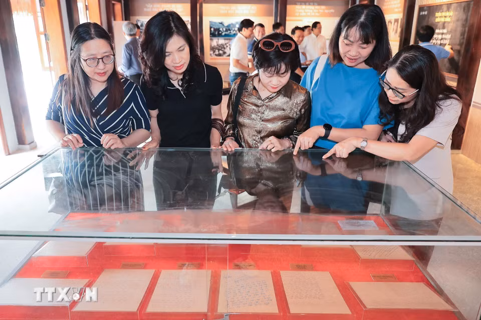 Đoàn tham quan Trường dạy làm báo Huỳnh Thúc Kháng. (Ảnh: Lê Đông/TTXVN)