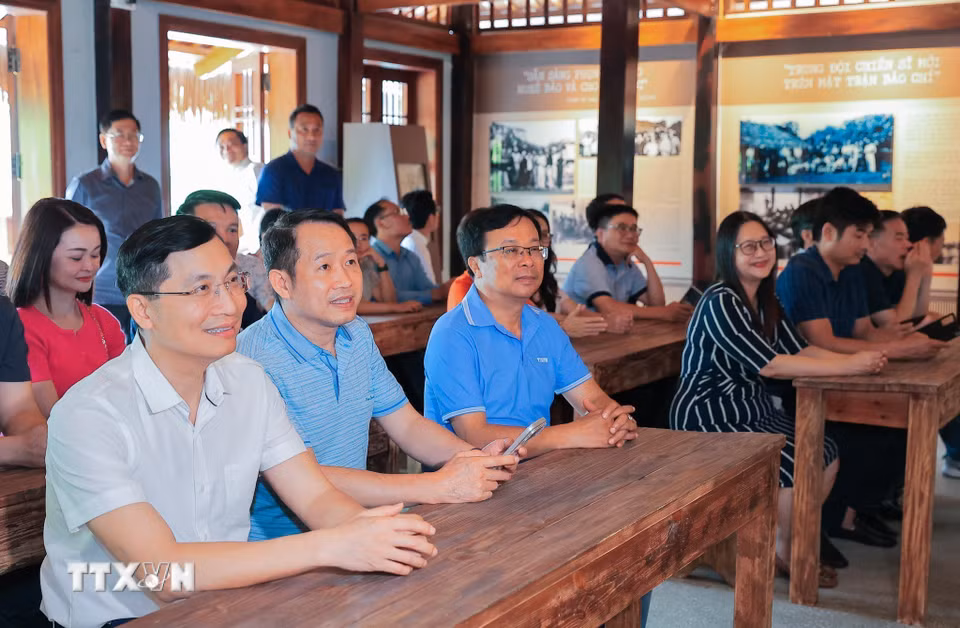 Các nhà báo TTXVN tìm hiểu truyền thống cách mạng tại Trường dạy làm báo Huỳnh Thúc Kháng. (Ảnh: Lê Đông/TTXVN)