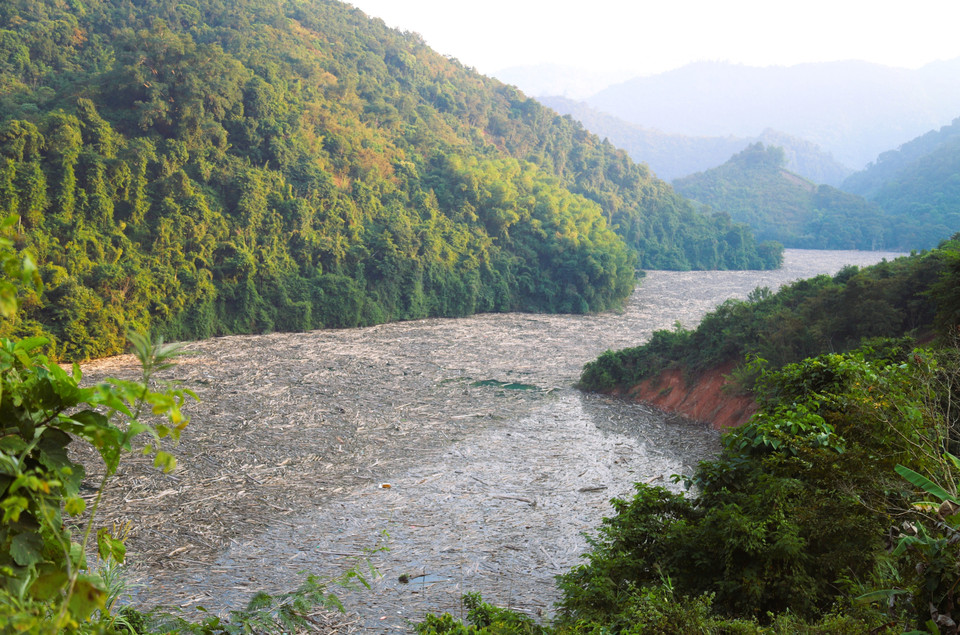Tình trạng rác, gỗ phủ kín mặt sông Nậm Nơn, lòng hồ Thủy điện Bản Vẽ ảnh hưởng nghiêm trọng đến giao thông đường thủy. (Ảnh: Xuân Tiến/TTXVN)