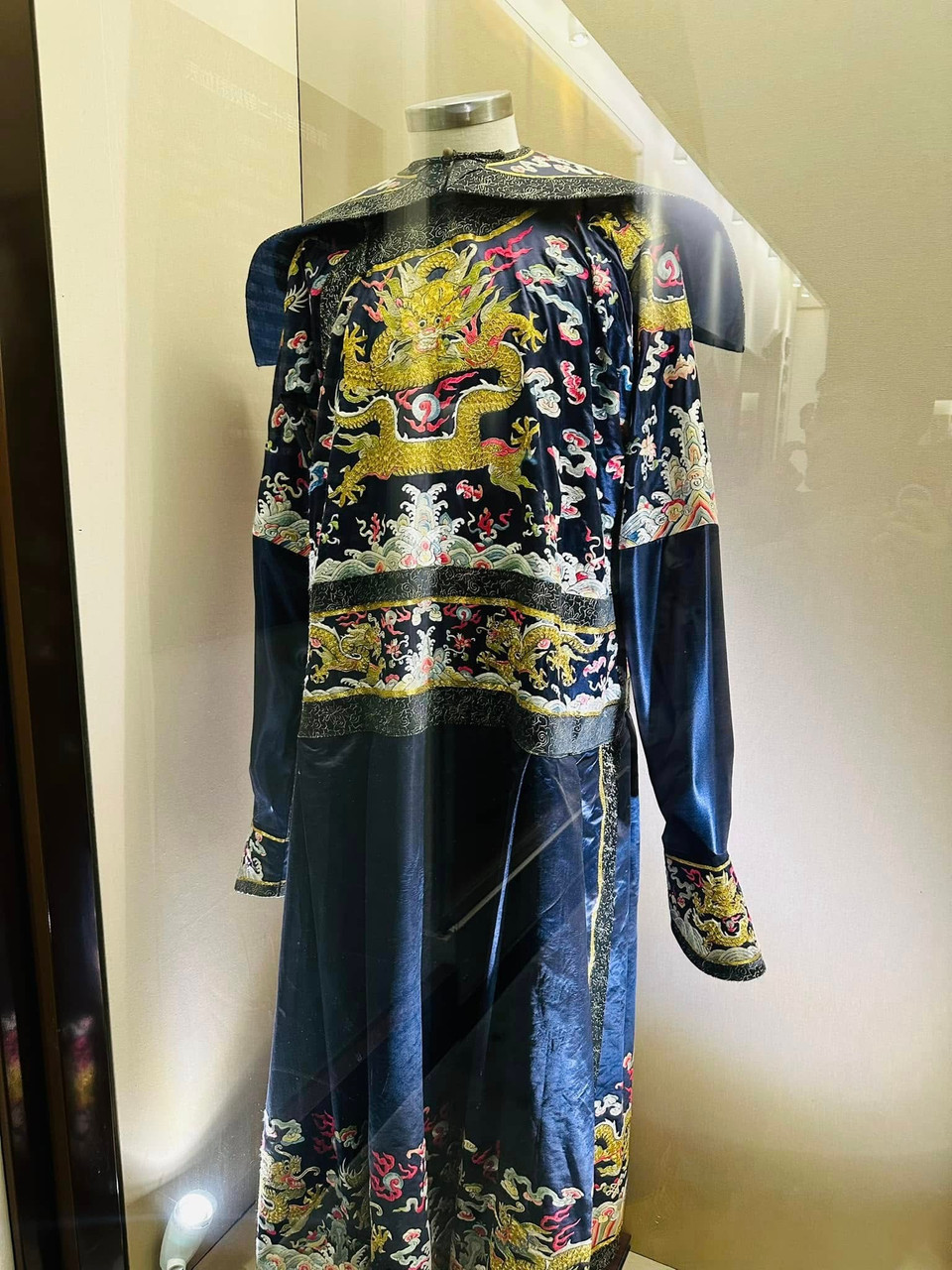 Áo quan của Hòa Thân được trưng bày cho du khách chiêm ngưỡng. (Ảnh: Anh Quang/Vietnam+)