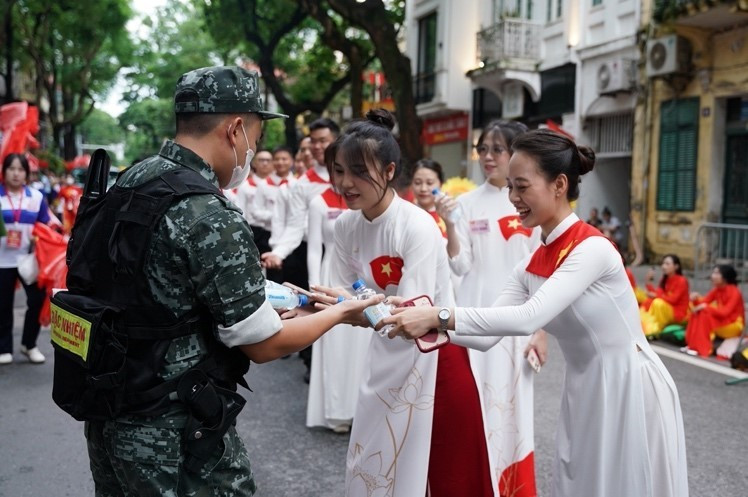 Tiếp nước giữa giờ làm nhiệm vụ. (Ảnh: Vi Nam/Vietnam+)