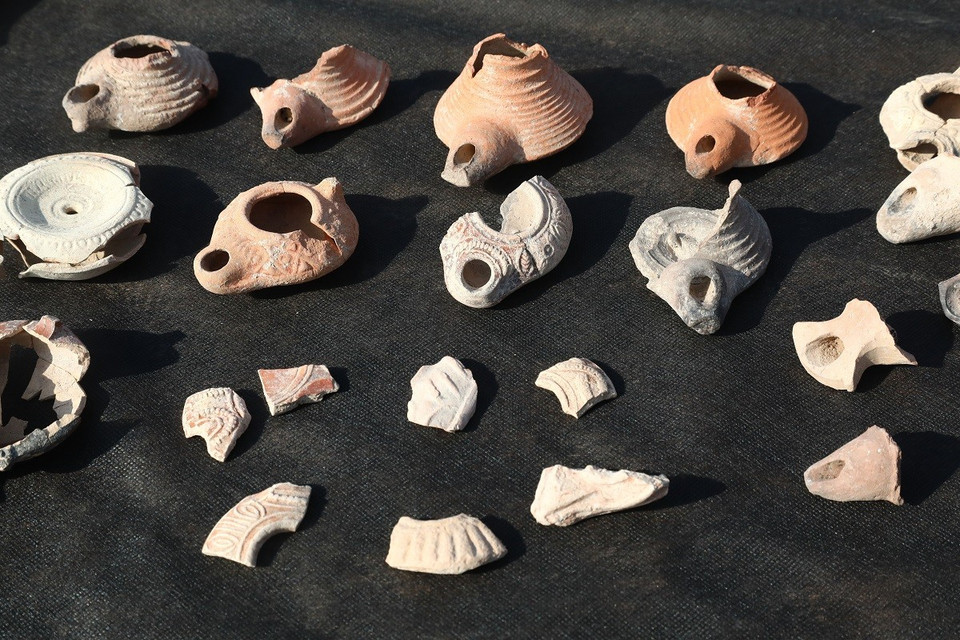 Cổ vật được tìm thấy tại tu viện từ thời kỳ Byzantine, gần thành phố Kiryat Gat, Israel, ngày 6/1/2025. (Ảnh: THX/TTXVN)