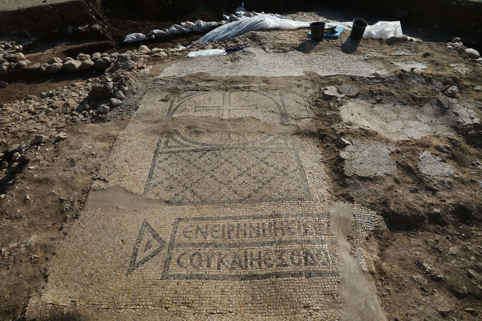 Bức khảm trên sàn tu viện từ thời kỳ Byzantine, được phát hiện gần thành phố Kiryat Gat, Israel, ngày 6/1/2025. (Ảnh: THX/TTXVN)