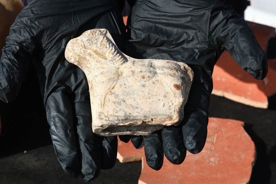 Cổ vật được tìm thấy tại tu viện từ thời kỳ Byzantine, gần thành phố Kiryat Gat, Israel, ngày 6/1/2025. (Ảnh: THX/TTXVN)