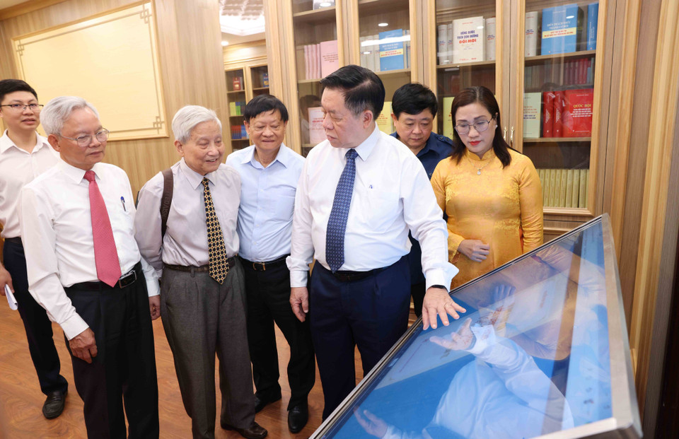 Trưởng Ban Tuyên giáo và Dân vận Trung ương Nguyễn Trọng Nghĩa và các đại biểu tham quan phòng thư viện Ban Tuyên giáo và Dân vận Trung ương. (Ảnh: Phương Hoa /TTXVN)