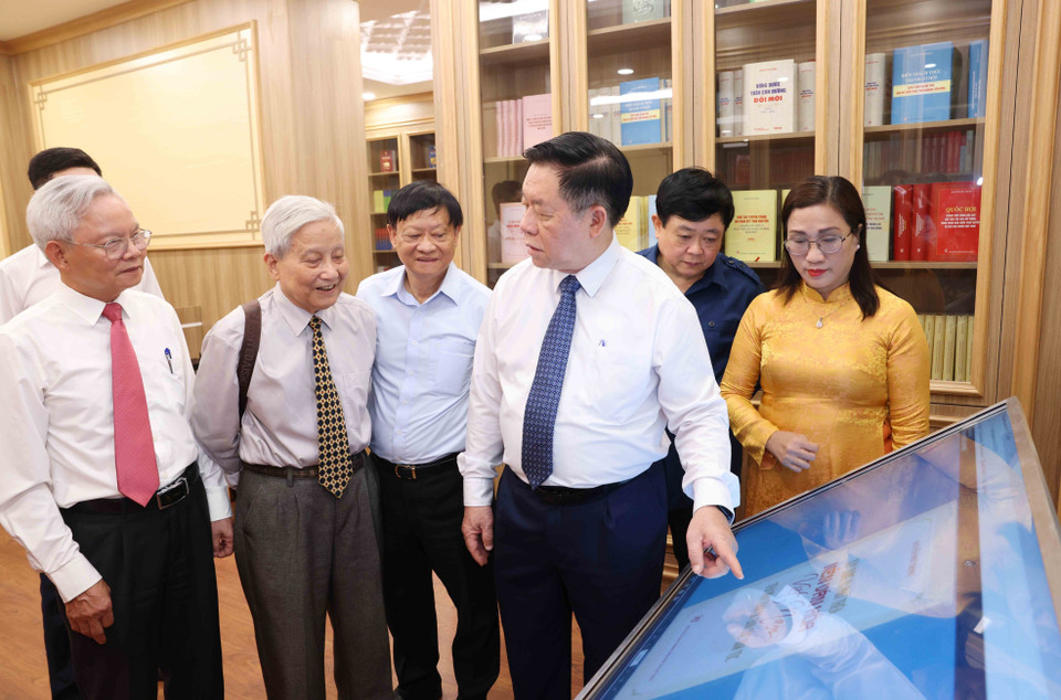 Trưởng Ban Tuyên giáo và Dân vận Trung ương Nguyễn Trọng Nghĩa và các đại biểu tham quan phòng thư viện Ban Tuyên giáo và Dân vận Trung ương. (Ảnh: Phương Hoa/TTXVN)