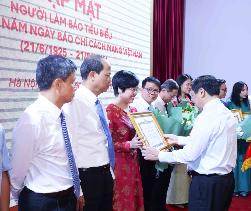 Đồng chí Lại Xuân Môn, Uỷ viên Trung ương Đảng, Phó Trưởng Ban Thường trực Ban Tuyên giáo và Dân vận Trung ương trao Bằng khen cho nhà báo Ninh Hồng Nga, Tổng Biên tập Báo Tin tức và Dân tộc (TTXVN). (Ảnh: Phương Hoa/TTXVN)