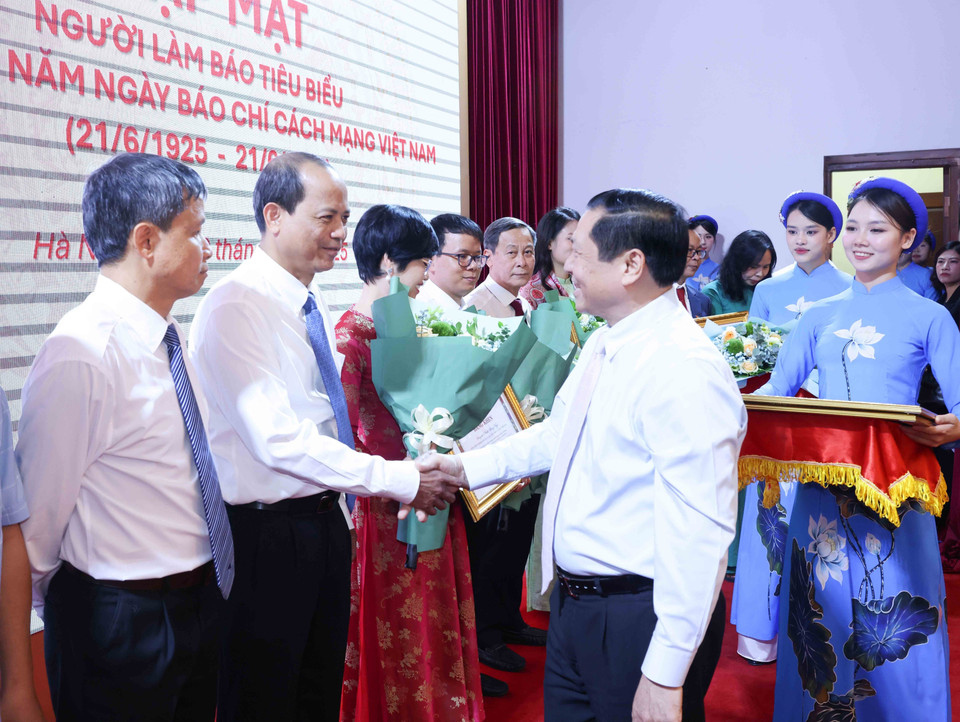 Đồng chí Lại Xuân Môn, Uỷ viên Trung ương Đảng, Phó Trưởng Ban Thường trực Ban Tuyên giáo và Dân vận Trung ương trao Bằng khen cho nhà báo Nguyễn Quang Hải, Trưởng Ban Biên tập Ảnh - TTXVN. (Ảnh: Phương Hoa/TTXVN)