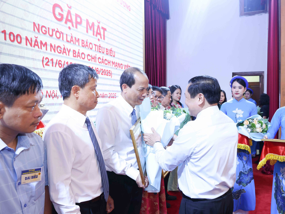 Đồng chí Lại Xuân Môn, Uỷ viên Trung ương Đảng, Phó Trưởng Ban Thường trực Ban Tuyên giáo và Dân vận Trung ương trao Bằng khen cho nhà báo Nguyễn Quang Hải, Trưởng Ban Biên tập Ảnh - TTXVN. (Ảnh: Phương Hoa/TTXVN)