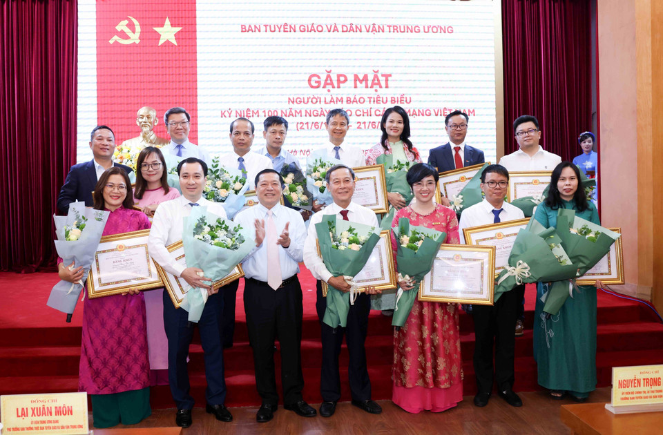 Đồng chí Lại Xuân Môn, Uỷ viên Trung ương Đảng, Phó Trưởng Ban Thường trực Ban Tuyên giáo và Dân vận Trung ương trao Bằng khen cho các nhà báo tiêu biểu. (Ảnh: Phương Hoa/TTXVN)
